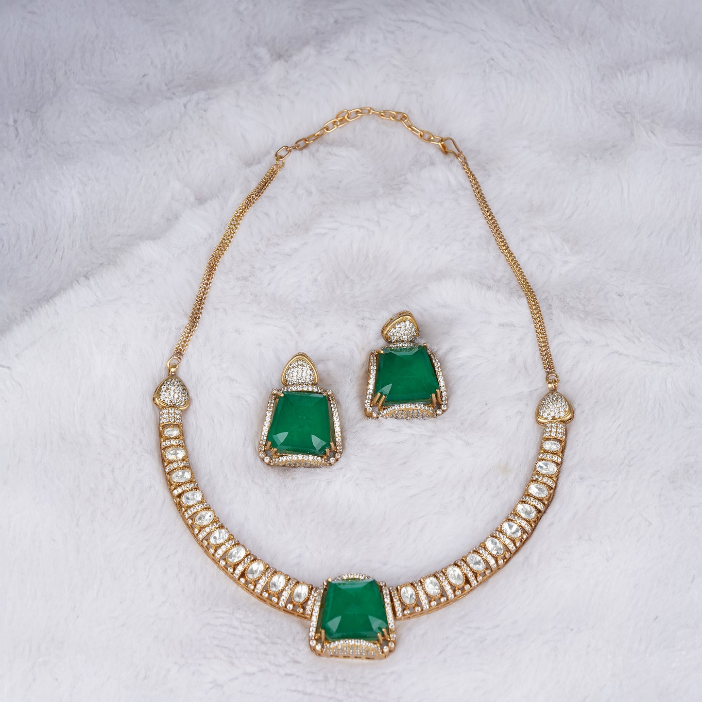 Emerald Éclat Necklace Set