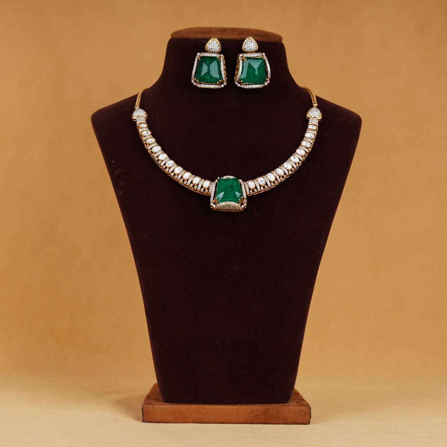 Emerald Éclat Necklace Set